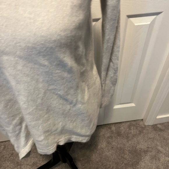 Lord and Taylor size XS Women's V-Neck Sweater - Light Gray - Picture 6 of 14